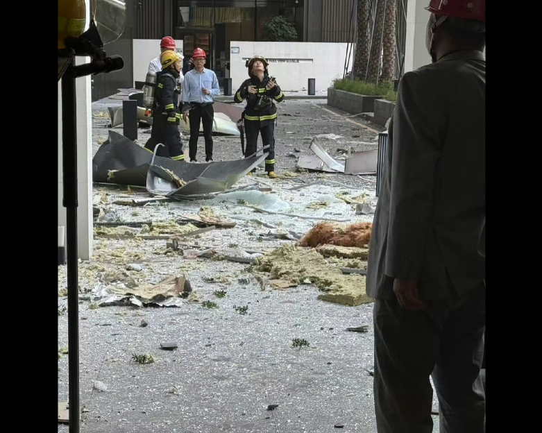 爆炸落地的殘骸。（圖擷自微博）