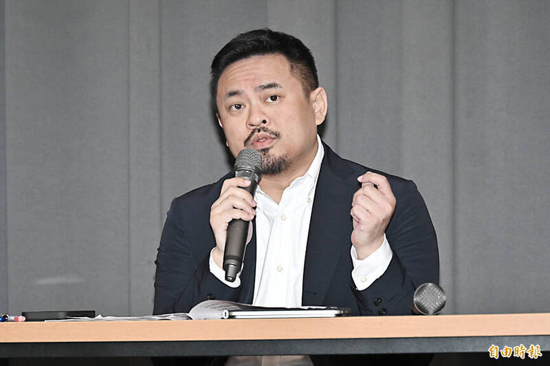 
Minister of Labor Hung Sun-han speaks at the ministry in Taipei yesterday.
Photo: Tu Chien-jung, Taipei Times