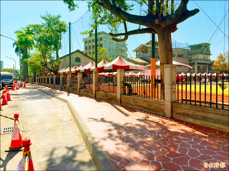 斗六鎮西國小4周道路車流大，在學校建議之下，在西平路設置公車停等區，確保人、車都安全。（記者黃淑莉攝）