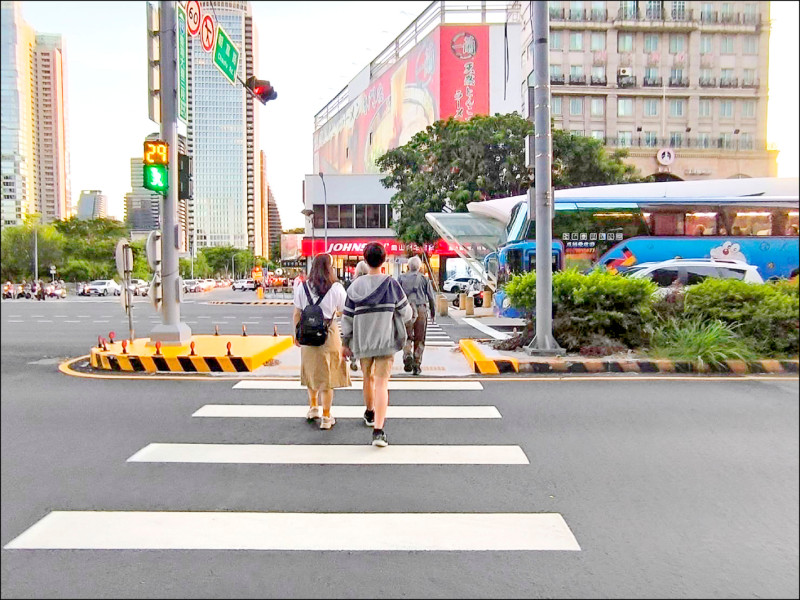 台中北區同一路口庇護島 月餘被撞13次 - 生活 - 自由時報電子報