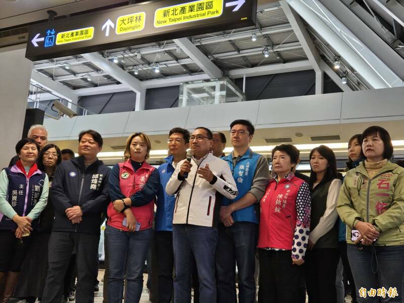 新北市長侯友宜今天視察捷運環狀線全路段整合營運測試作業，宣布今天中午12點起恢復行駛。（記者賴筱桐攝）