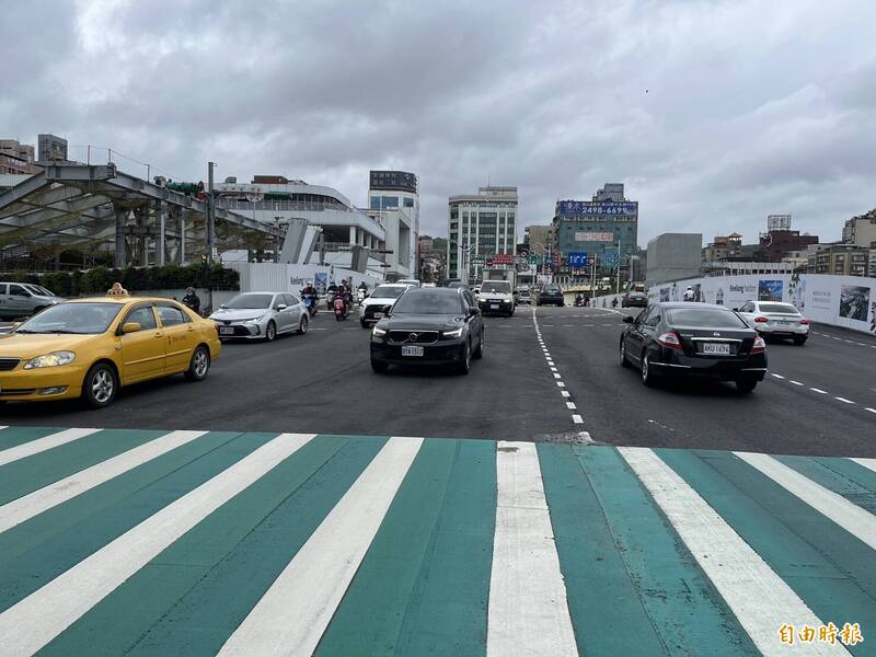 基隆市12月16日起進行東岸郵輪廣場串接市民廣場天橋平台基礎鋼構工程吊裝作業，連續5天夜間封閉中正路喜豬橋前北向3車道。（記者盧賢秀攝）