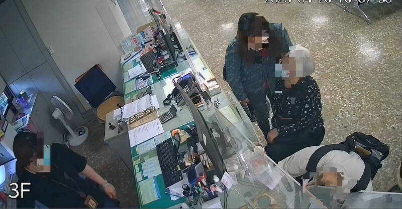 葉婦（右銀髮）遭「中人」（假土地仲介）帶往地政事務所，質押登記名下2棟房產借貸2600萬元。（圖由讀者提供）