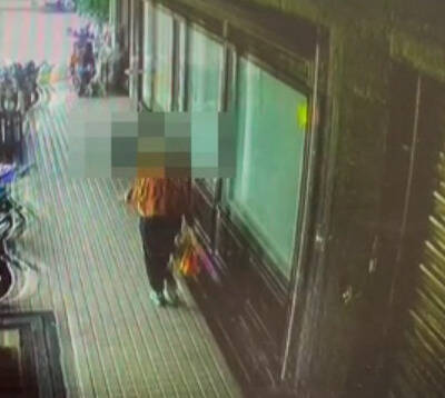 葉婦（中橘衣）交付贓款給假「檢查事務官」。（圖由讀者提供）