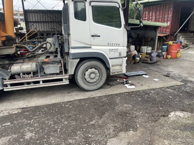 基隆市光華路修車廠老闆今天下午在修理聯結車時，疑因機械故障，聯結車突然移動，慘遭聯結車的車頭壓住，當場失去心跳呼吸，送醫急救後宣告不治。（記者林嘉東翻攝）
