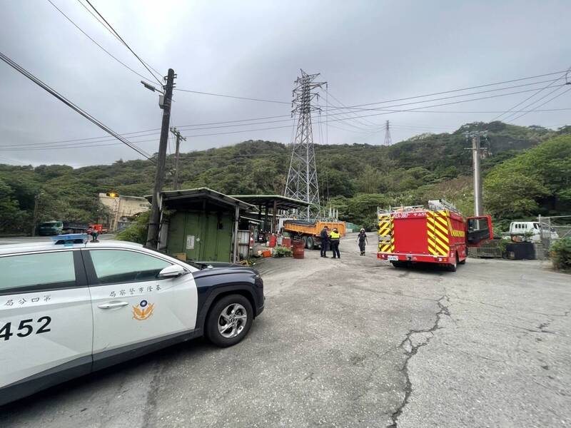 基隆市光華路修車廠老闆今天下午在修理聯結車時，疑因機械故障，聯結車突然移動，慘遭聯結車的車頭壓住，當場失去心跳呼吸。（記者林嘉東翻攝）