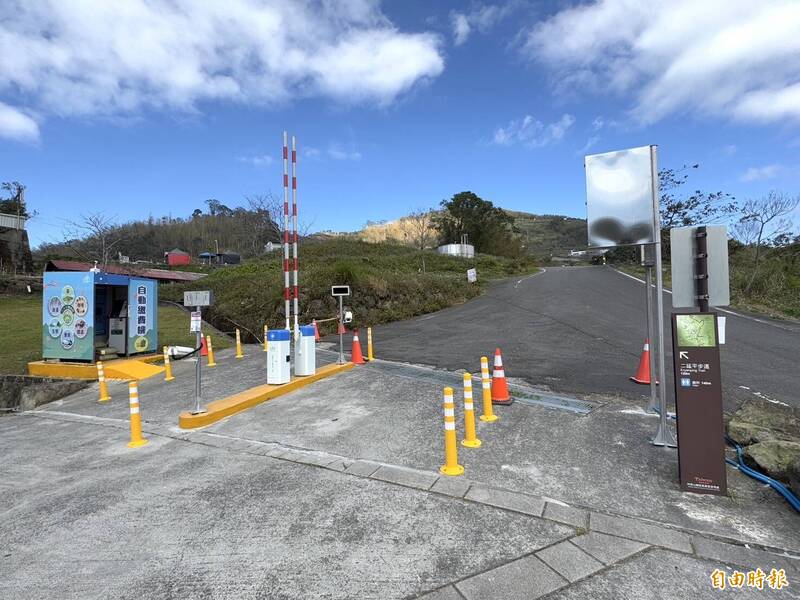 阿管處隙頂、奮起湖所屬5處停車場正在裝設收費設施。（記者蔡宗勳攝）
