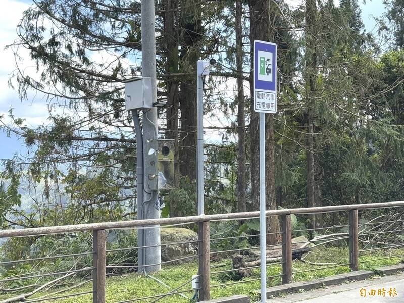 阿管處隙頂、奮起湖所屬5處停車場正在裝設收費設施，設有充電專用停車位。（記者蔡宗勳攝）