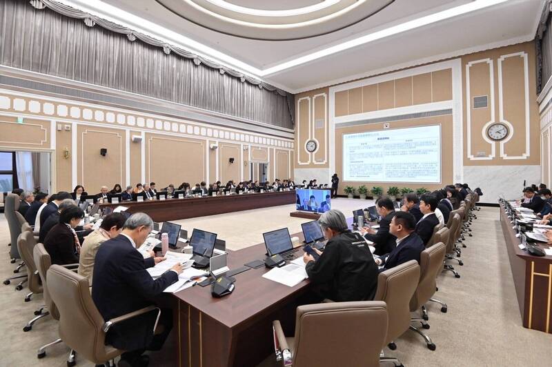 行政院經發會今天召開第3次會議通過「6大區域旗艦計畫」。（行政院提供）