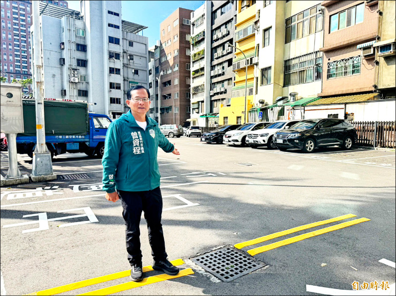 新竹市議員曾資程批市府，將巨城周邊蛋黃區公有地賤賣，讓建商蓋大樓；圖為該土地目前規劃做停車場使用。（記者洪美秀攝）