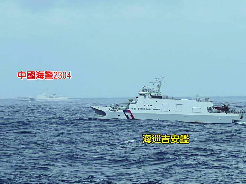 海巡艦艇採一對一併航方式，全程監控中國海警船。（記者邱俊福翻攝）