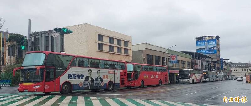 基隆港西街仍排滿大型客運，影響店家生意與環境。（記者盧賢秀攝）