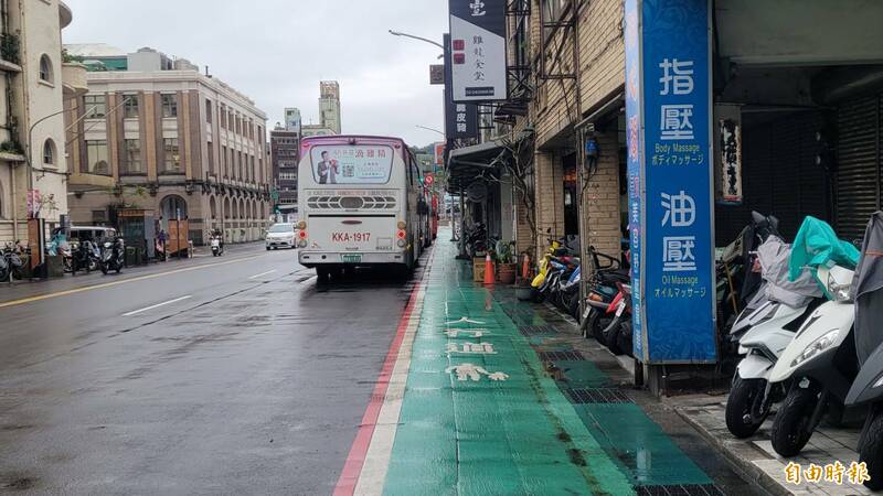 國道客運在港西街紅線區違停，引起店家不滿。（記者盧賢秀攝）