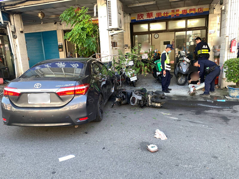 林男昨上午酒後開車在東區自由路上闖下大禍。（民眾提供）