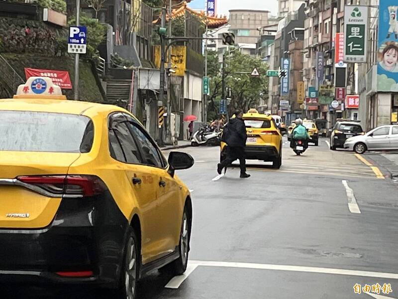 信二路立體停車場前道路常有民眾不走斑馬線，穿梭車陣中。（記者盧賢秀攝）