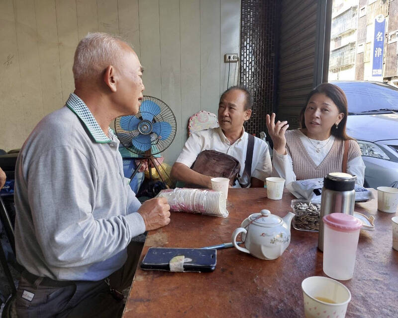 馬國男子周國飄（中）與妻子找到機車行林姓房東（左）。（圖片由讀者提供）