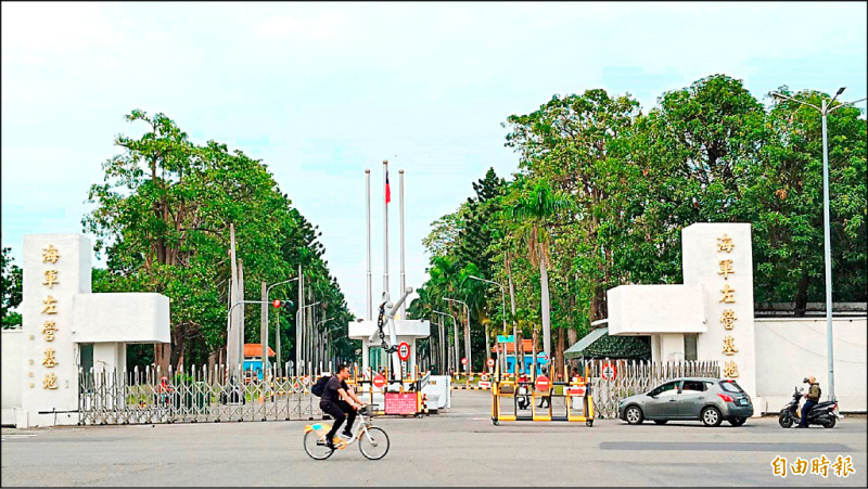 配合新台十七線路線經過，海軍左營基地大門哨口將往西挪約二、三十公尺。（記者葛祐豪攝）