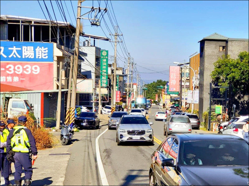 南投鹿谷鄉新景點「鹿芝谷」園區假日吸引爆滿車潮，本週末警方將祭出強制疏導與提前分流管制，改善塞車情況。（警方提供）