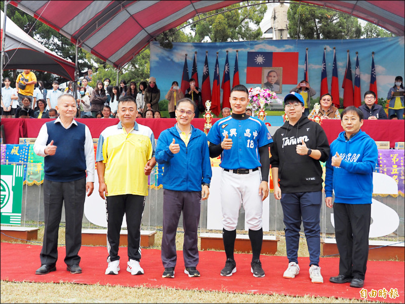 陳柏清（右三）和情蒐團隊成員黃耀毅（右二），回母校中興高中參加運動會。（記者陳鳳麗攝）