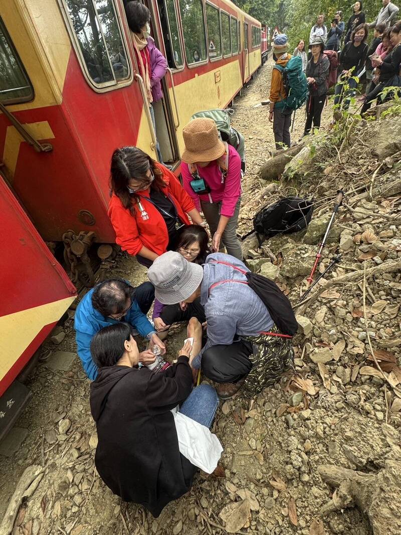 阿里山林鐵今天中午發生登山客違規至軌道區域遭列車擦撞事故。（民眾提供）