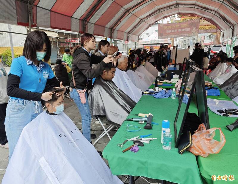 民進黨市議員鄭佳欣舉辦愛心義剪活動，關懷弱勢。（記者吳俊鋒攝）