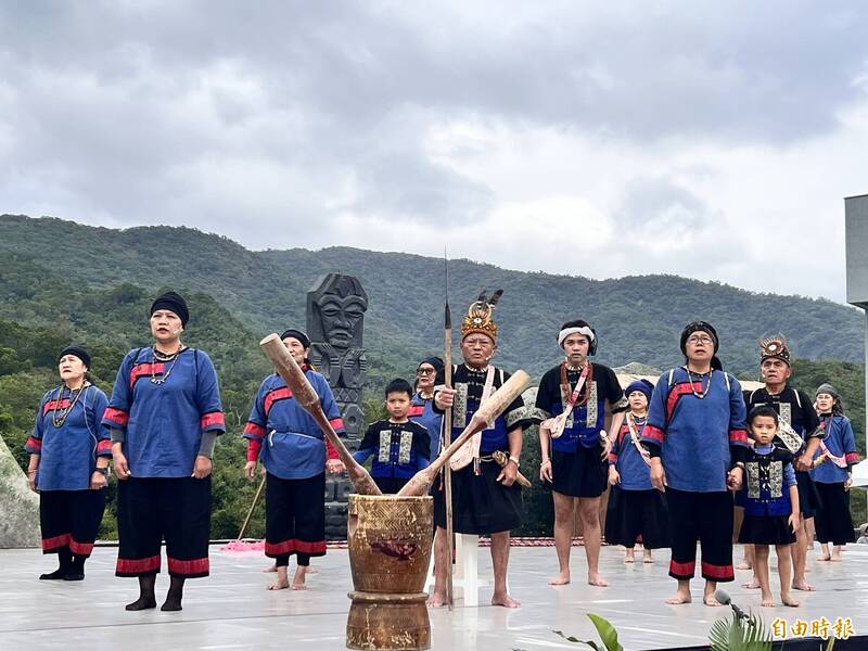 牡丹鄉安藤及高士部落共同演繹牡丹社事件舞台劇，為新館開展儀式揭開序幕。（記者蔡宗憲攝）