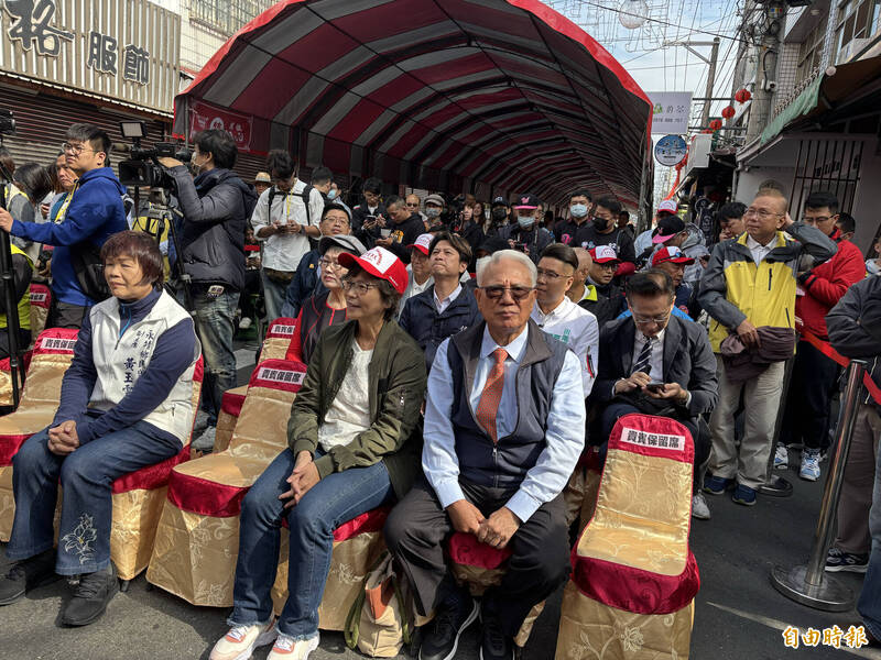 台中市府顧問蔡壁如坐在成美文化園董事長魏應交旁邊。（記者顏宏駿攝）