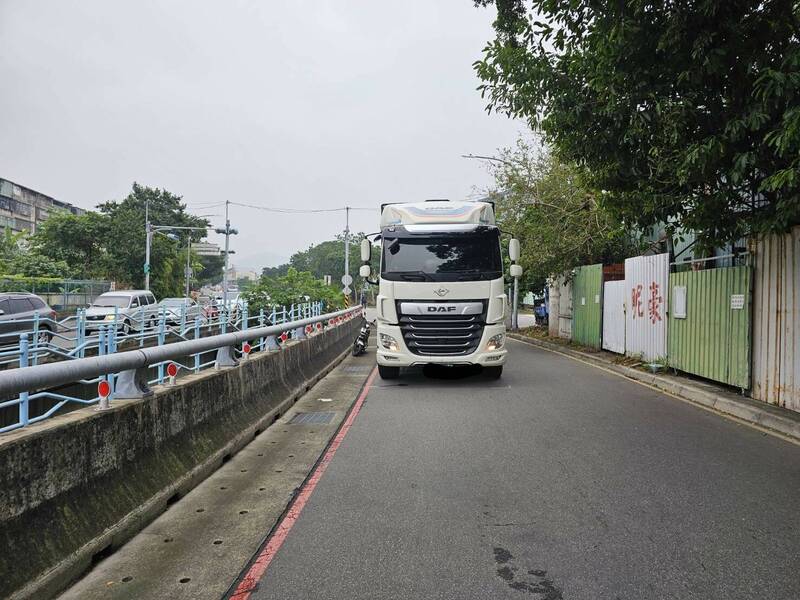 聯結車疑因視野盲區將黎女輾斃。（記者徐聖倫翻攝）