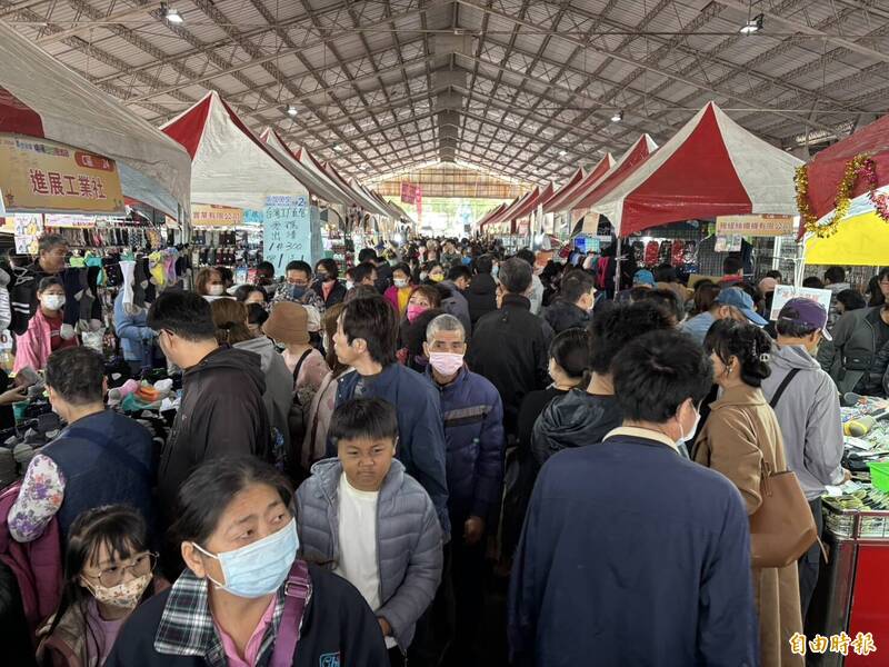 冷氣團來襲，彰化「社頭織襪芭樂觀光節」買氣強強滾。（記者顏宏駿攝）