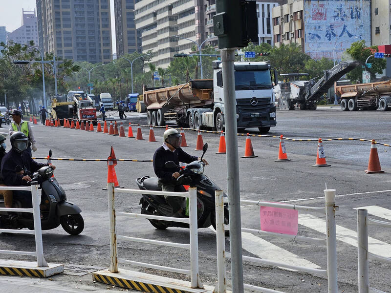 高雄進行主要道路刨鋪施工2天，交通局呼籲用路人提早改道避免塞車！（交通局提供）