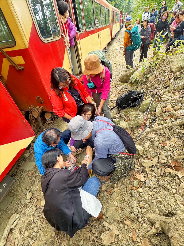 阿里山林鐵昨天中午發生登山客違規至軌道區域遭列車邊撞事故。（民眾提供）