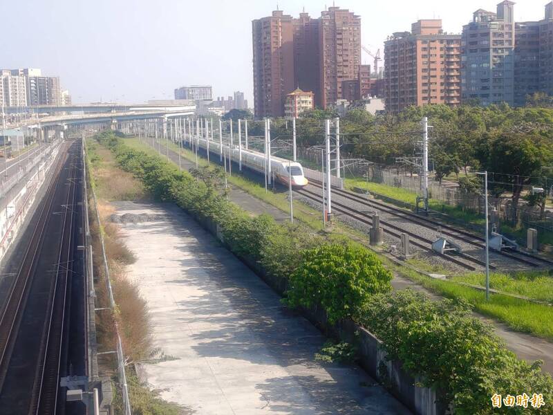 高鐵延伸屏東若採高雄案，將從左營段開挖，圖為高鐵現階段最末多軌道，左側為台鐵高雄地下化左營端進出隧道。（記者王榮祥攝）