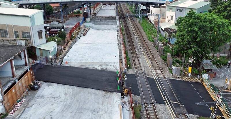 台南北區實踐街台鐵平交道於上午10時起開放機慢車與行人雙向通行。（圖：南市警五分局提供）