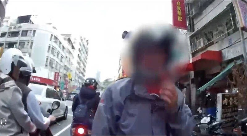 高雄天冷鐘男騎機車抽菸被警攔，酒測又超標遭移送法辦。（民眾提供）<h4>☆飲酒過量  有害健康  禁止酒駕☆</h4>