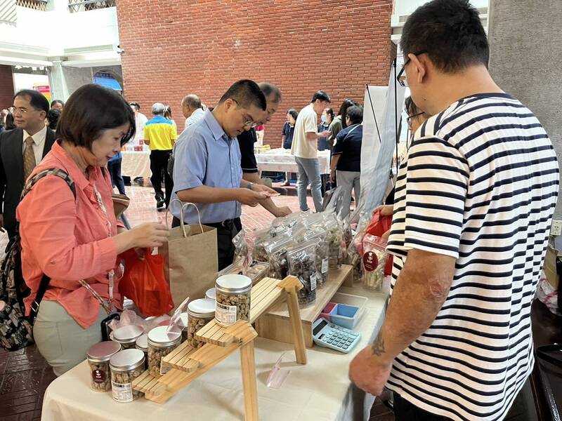 馨生人10月在士林擺攤，吸引許多民眾前往消費。（記者吳昇儒翻攝）