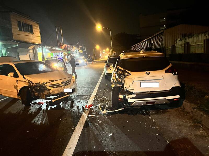 小轎車連撞路邊停放的6輛車。（屏東縣警局交通隊提供）