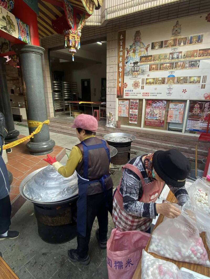 竹南后厝龍鳳宮人員近幾日準備湯圓、麻薯等歡迎信眾吃平安。（圖擷取自竹南后厝龍鳳宮臉書專頁）