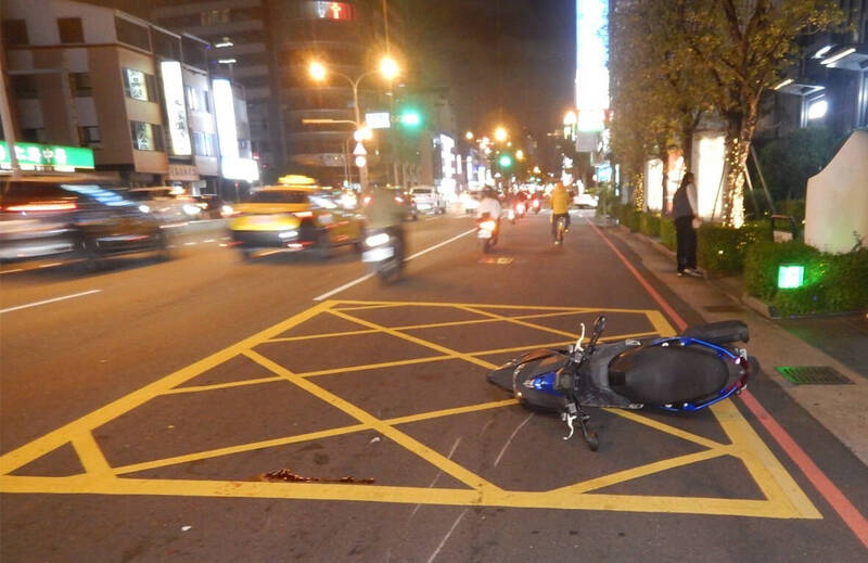 台中市林姓婦人違規橫越中清路車陣，在抵達對向的慢車道時，被直行的機車撞上，婦人與騎士雙雙受傷，其實事發地點前方約100公尺就有行人穿越道。（民眾提供）