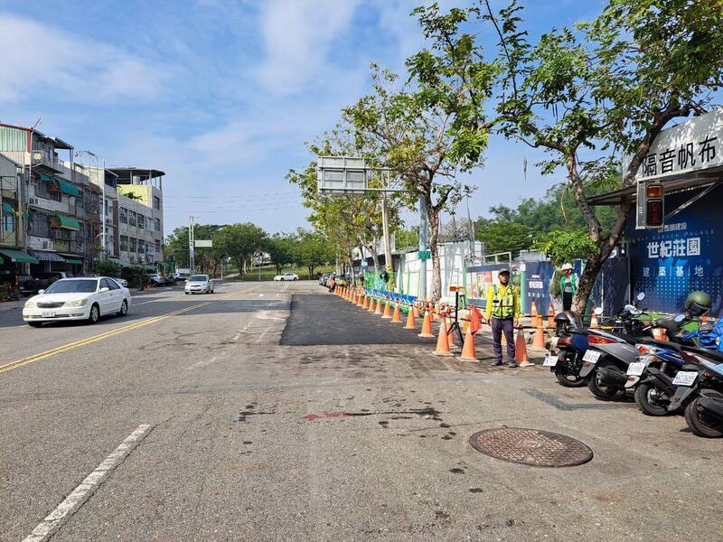 台鐵新左營站外建案旁路面塌陷，經補強後今中午恢復通車。（圖由工務局提供）