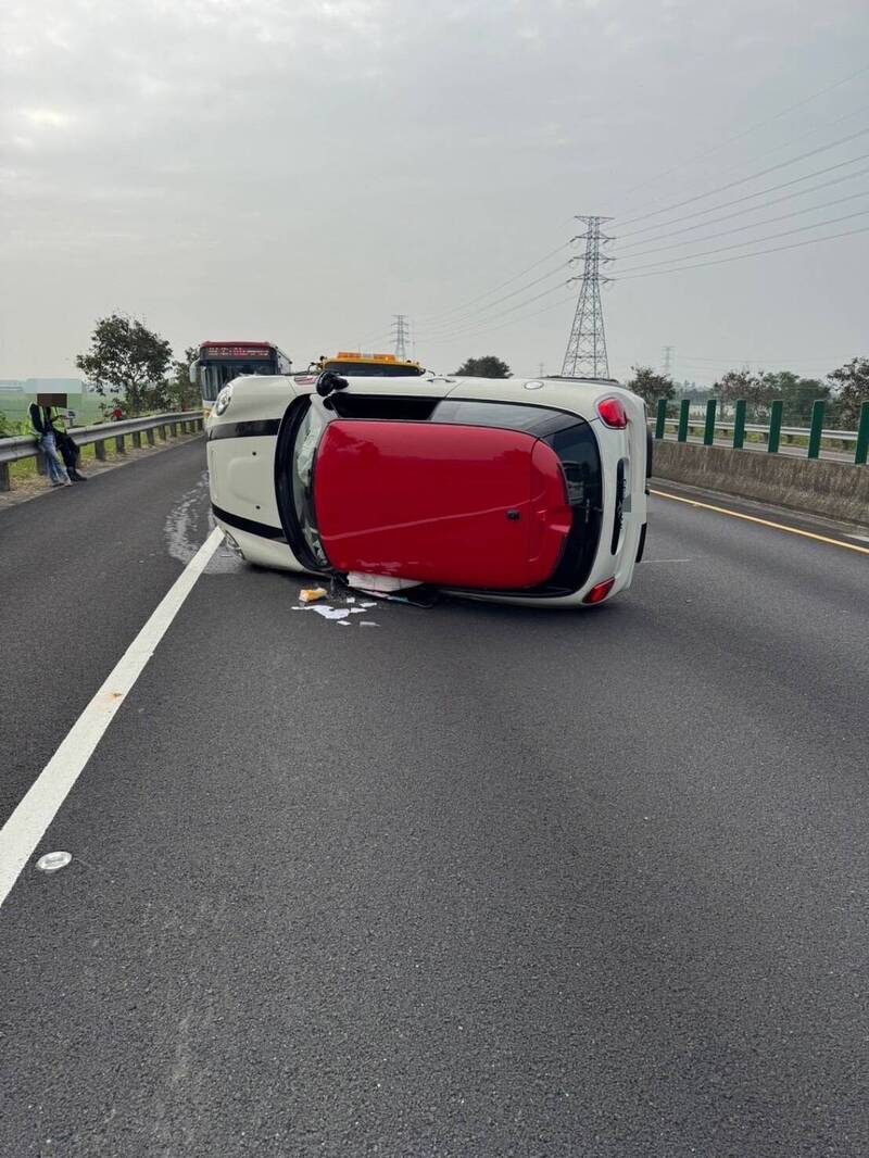 林姓男子疑酒駕撞撞公車，在國道上翻車幸運逃過死劫。（民眾提供）