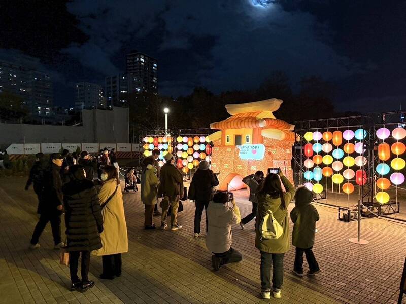 日本大阪‧光之饗宴活動，14日舉行點燈儀式，南市古蹟靖波門化身主燈「西門君」跨海展出。（圖由南市觀旅局提供）