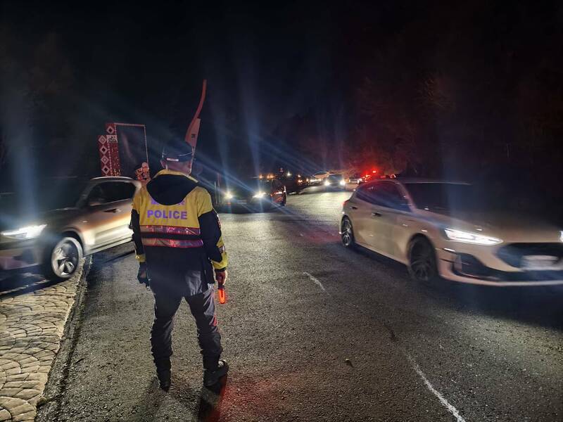 南投警方14日起一連兩天執行合歡山武嶺地區夜間交安勤務，防止違停等亂象。（仁愛警分局提供）