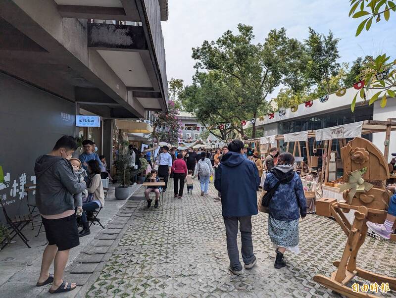 山樣子美食基地今舉行開幕活動，不只饕客嚐鮮，戶外文創市集吸引人潮。（記者王善嬿攝）