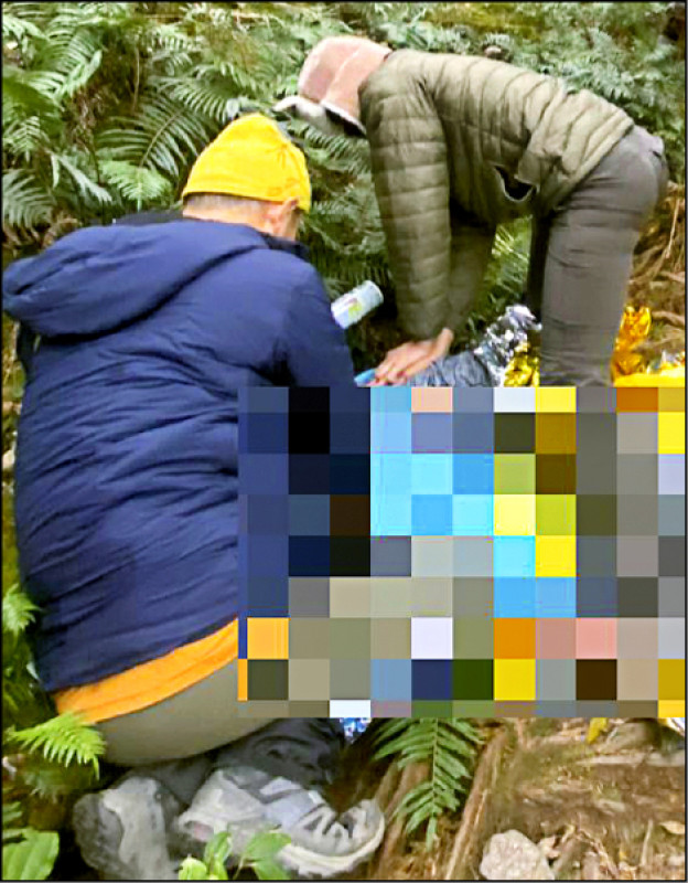 周姓男子攀登台中和平八仙山突昏倒，山友馬上施以急救措施。（民眾提供）
