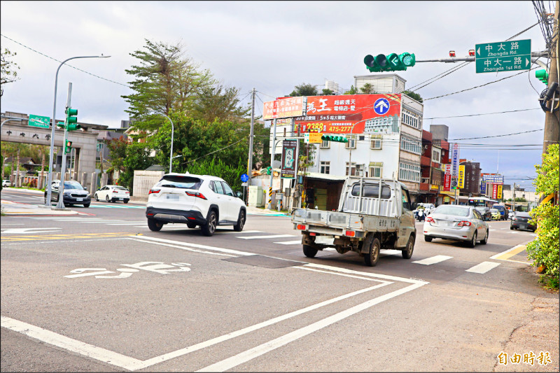 中央大學前的中大路、中正路口的號誌，採用「左轉箭頭綠燈及圓頭綠燈」齊亮，以及早開時相的做法。（記者董冠怡攝）