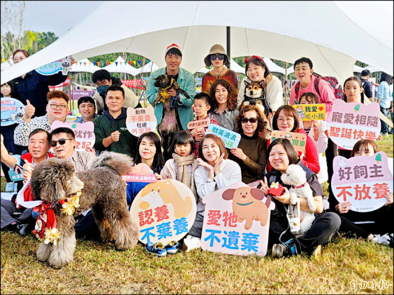 屏東縣政府昨天在動物之家舉辦毛小孩聖誕派對，飼主帶著狗狗、貓咪一起交流。（記者葉永騫攝）