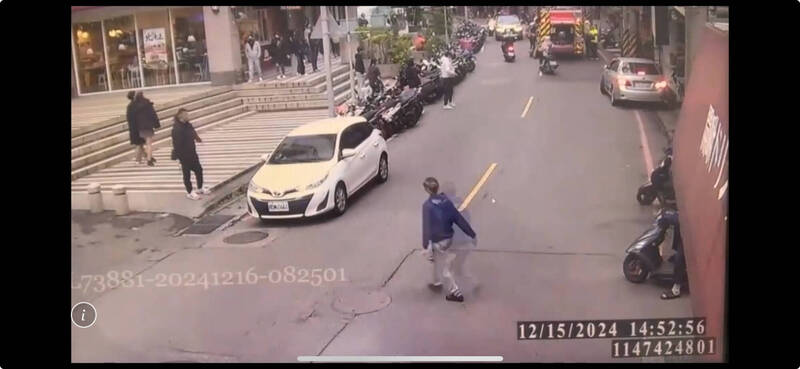 新北市淡水一處出租套房驚傳3傷縱火案,消防單位獲報到場。(記者吳仁捷翻攝) 新北市淡水一處出租套房驚傳3傷縱火案,消防單位獲報到場。(記者吳仁捷翻攝)