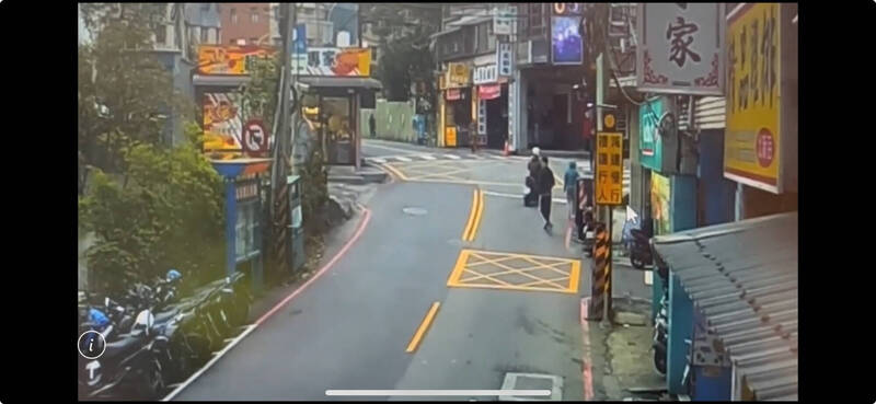 新北市淡水一處出租套房驚傳3傷縱火案,在場黃女(右上方綠外套),案發後步行離開現場。(記者吳仁捷翻攝) 新北市淡水一處出租套房驚傳3傷縱火案,在場黃女(右上方綠外套),案發後步行離開現場。(記者吳仁捷翻攝)