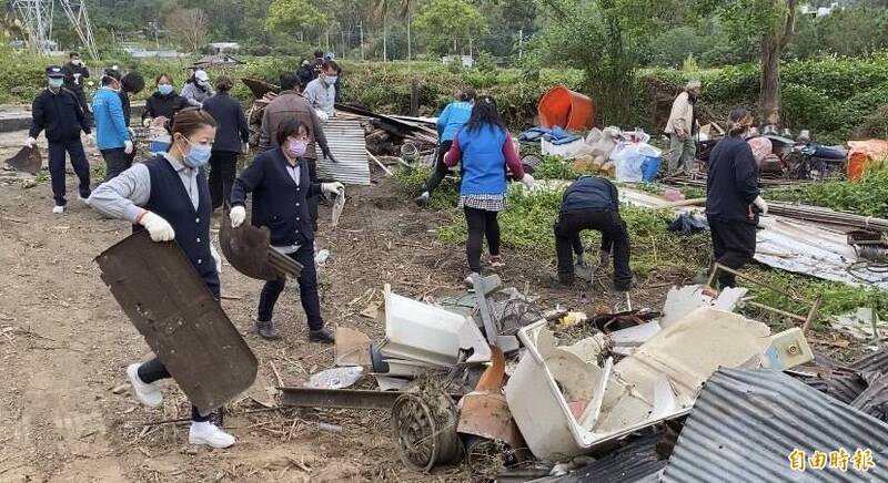 台東縣關山鎮貧戶家園被康芮颱風吹垮，鎮公所今天號召志工協助重整。（記者黃明堂攝）