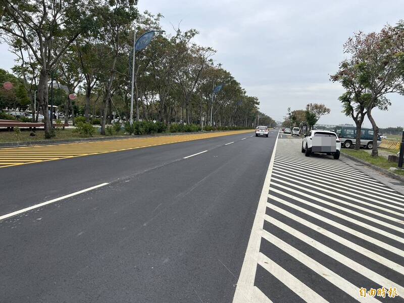 虎尾雲林高鐵站前學府路雙向內側車道都畫槽化線，原3車道縮減為2車道，機車道也被取消畫設白色槽化線或停車格，造成汽、機車爭道，引起爭議。（記者黃淑莉攝）